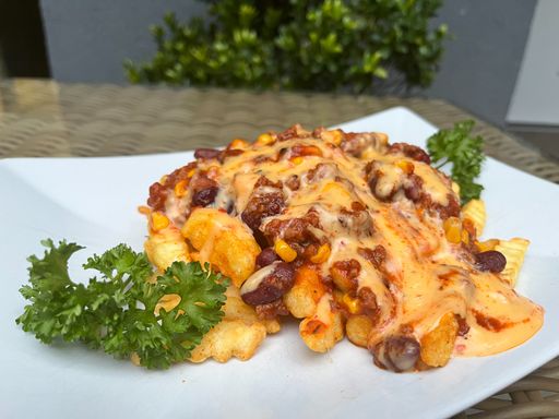 Pommes mit Chili con Carne und Käse-Topping