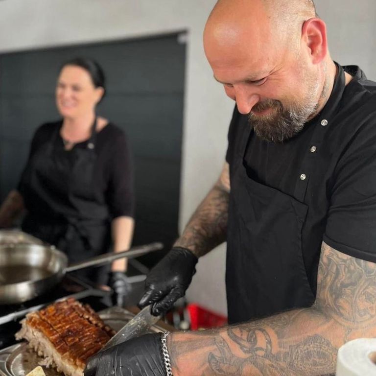 Jessi & Marinko am Catering-Buffet