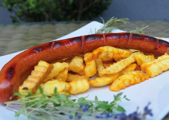 Pikante Rindswurst mit Pommes