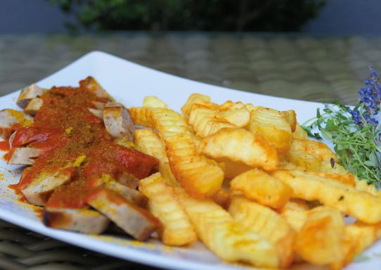 Currywurst mit Pommes